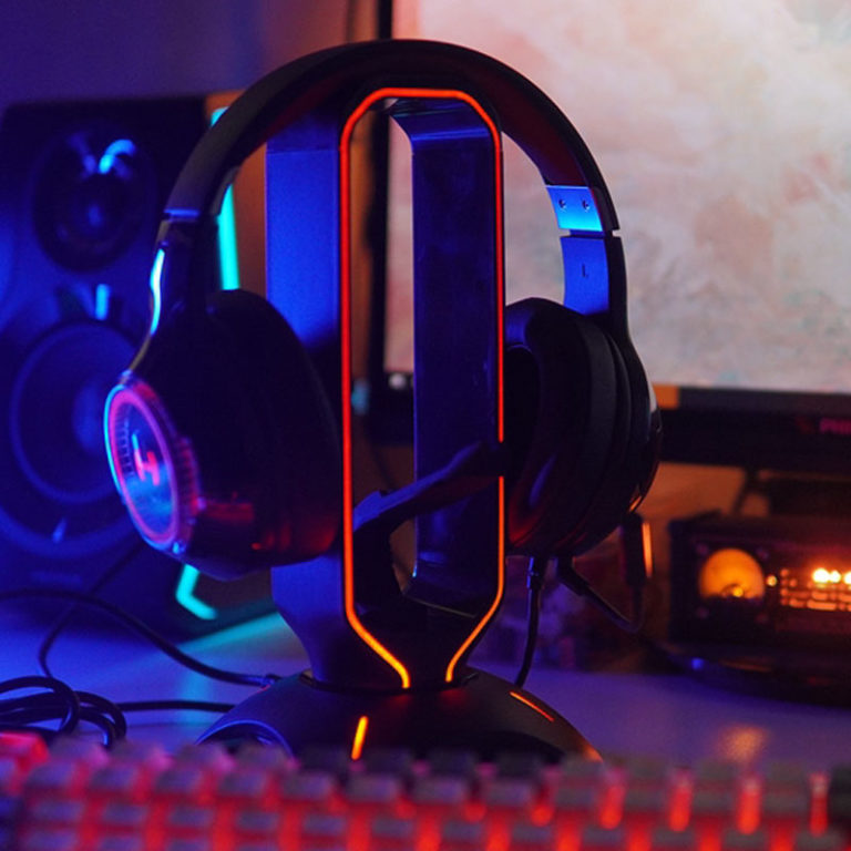 ⁦LED Headset Holder with 2 USB Ports for Gamers Accessories Desk⁩ - الصورة ⁦2⁩