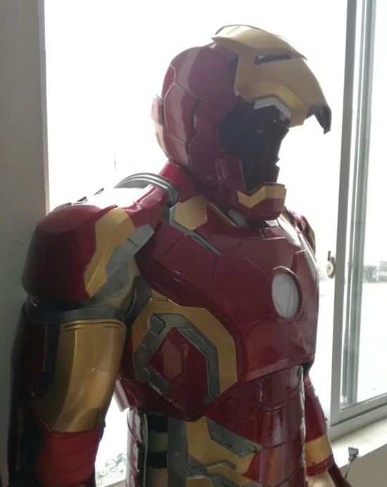 Iron Man Real People Armor Cosplay - Image 3