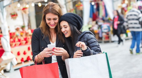 young-women-shopping